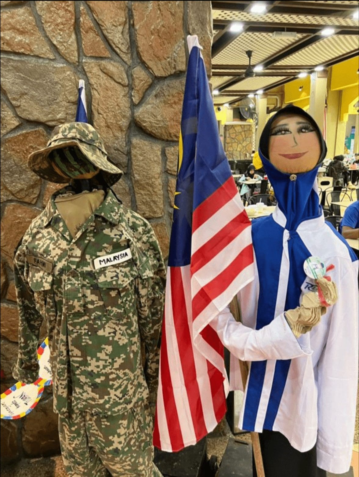 'Low Cost Cosplay' M'sians Shocked To Find Merdeka Decoration At R&R Along North-South Expressway picture 03-min