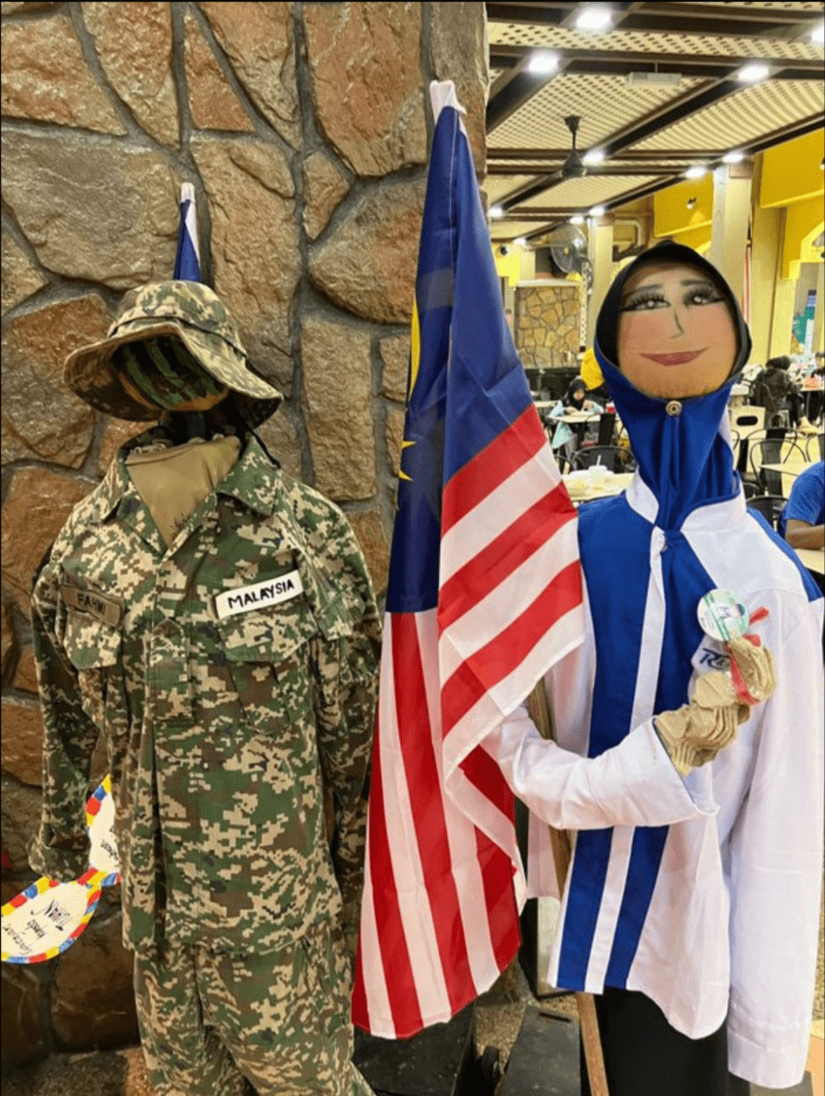 'low cost cosplay' m'sians shocked to find merdeka decoration at r&r along north-south expressway picture 03-min