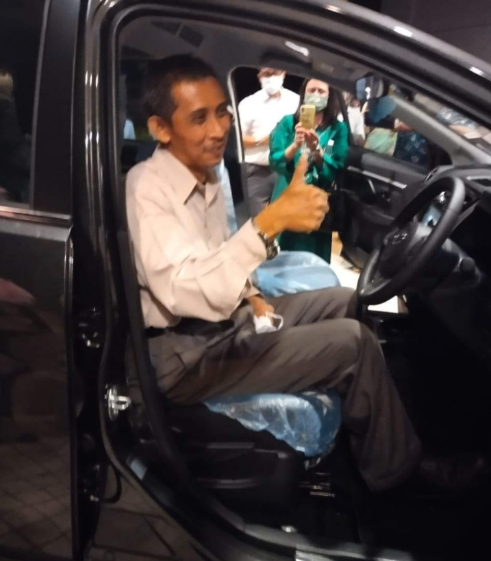 Malaysian student gifted teacher a perodua car(1)