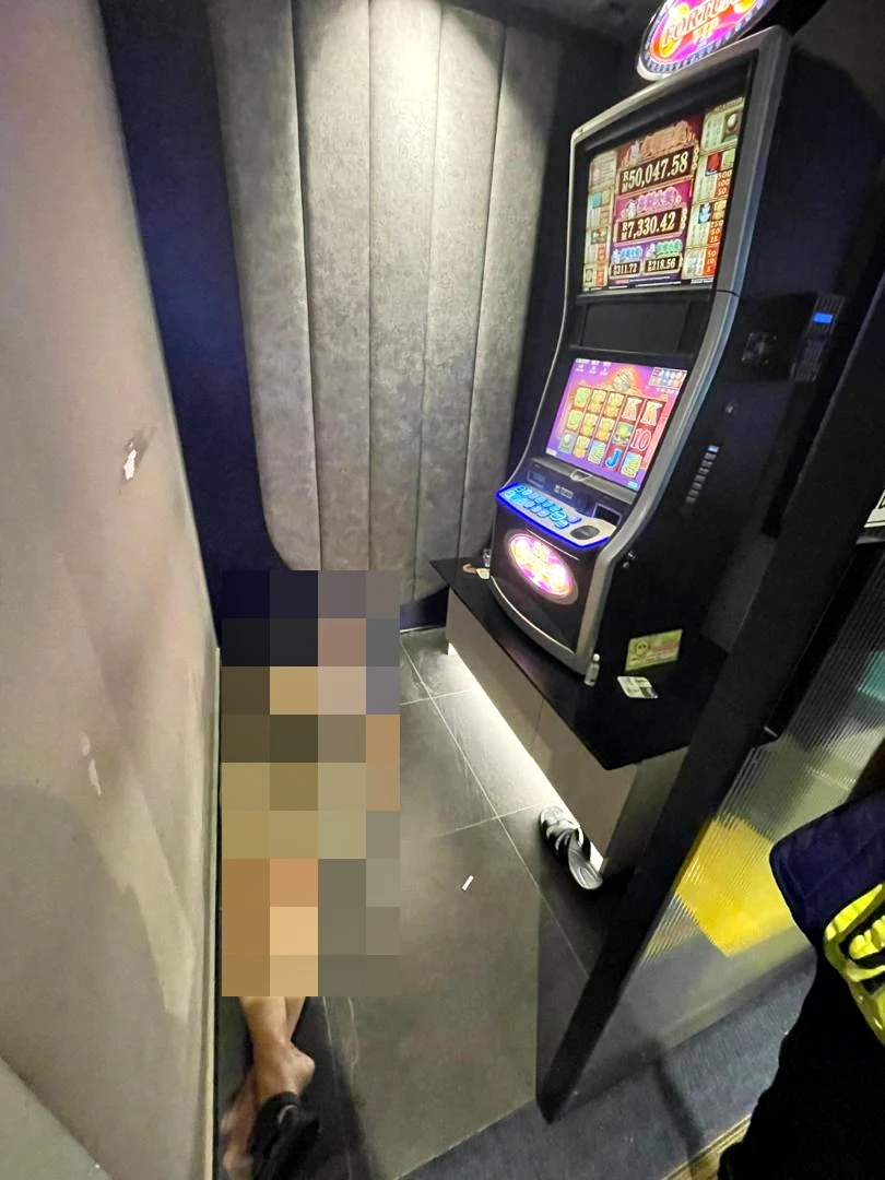 Man dies in front of slot machine (1)