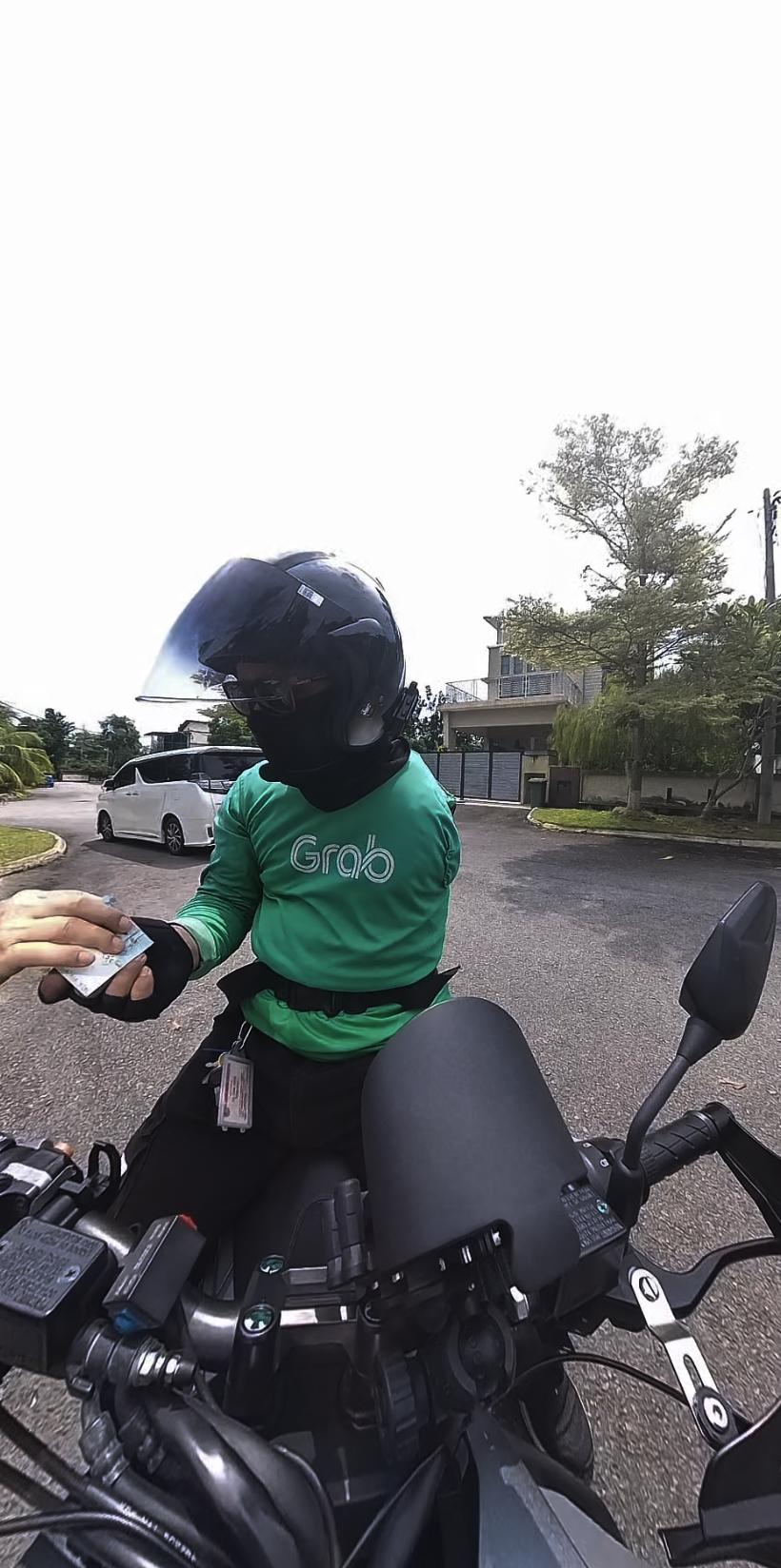 Man gives RM50 to rider with one hand