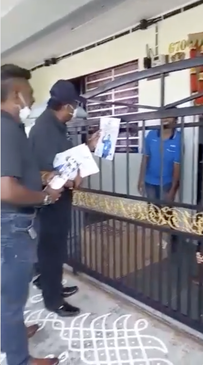 Man kicks mic election team out during home visit in melaka (3)
