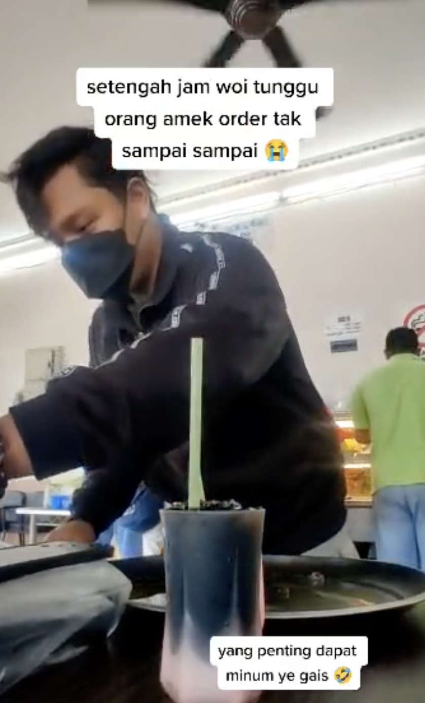 Fed up m'sian 'bancuhs' drinks for himself and his friends after 30-minute wait | weirdkaya