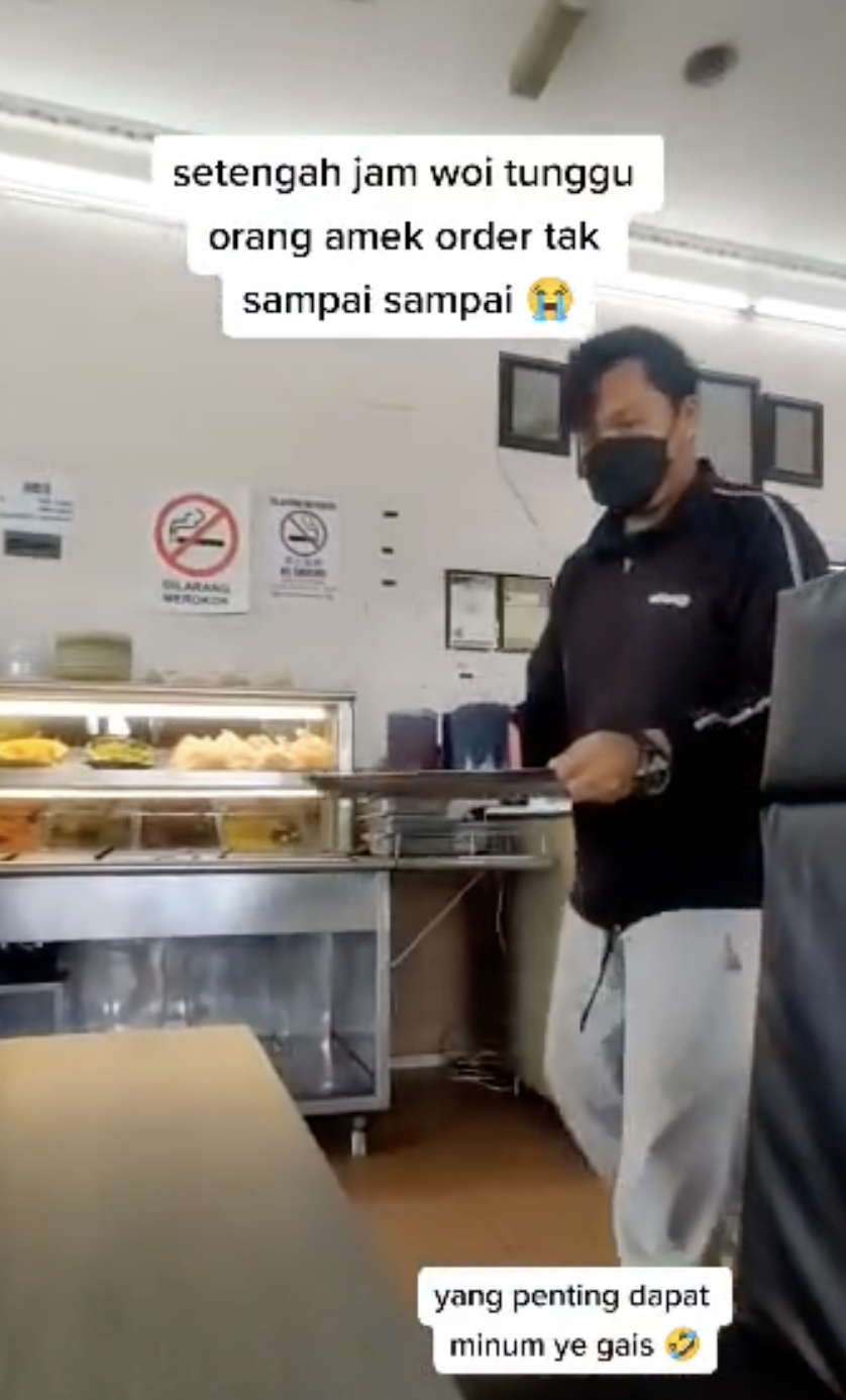 Fed up m'sian 'bancuhs' drinks for himself and his friends after 30-minute wait | weirdkaya