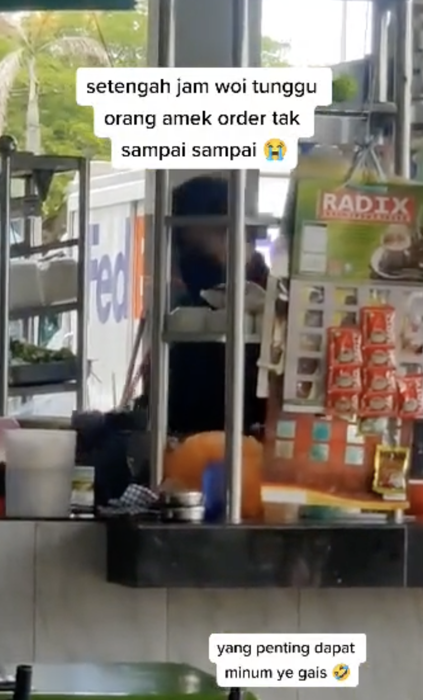 Man makes his own drinks at mamak after waiting too long(3)