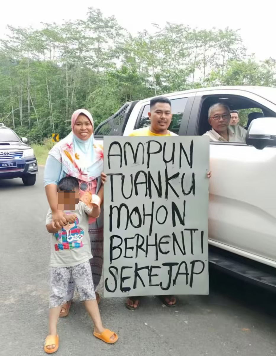 Man stops ex-Agong's motorcade (2)
