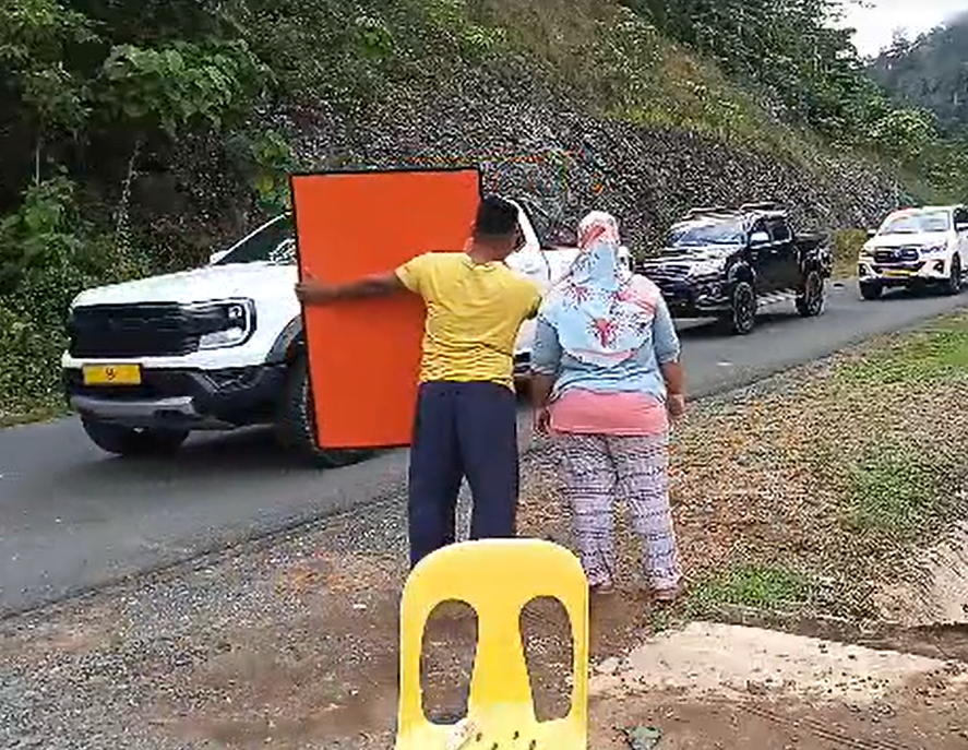 Man stops ex-Agong's motorcade (3)