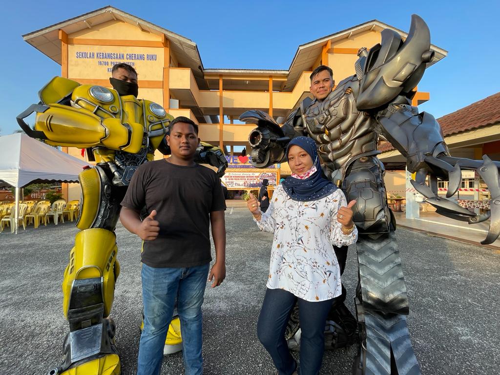 Megatron and bumblebee join forces to welcome students back to sk cherang ruku | weirdkaya