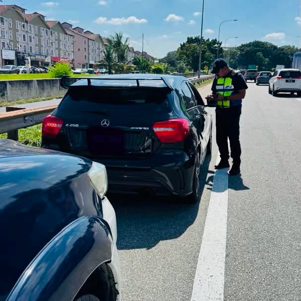 Mercedes with no road tax & insurance (2)