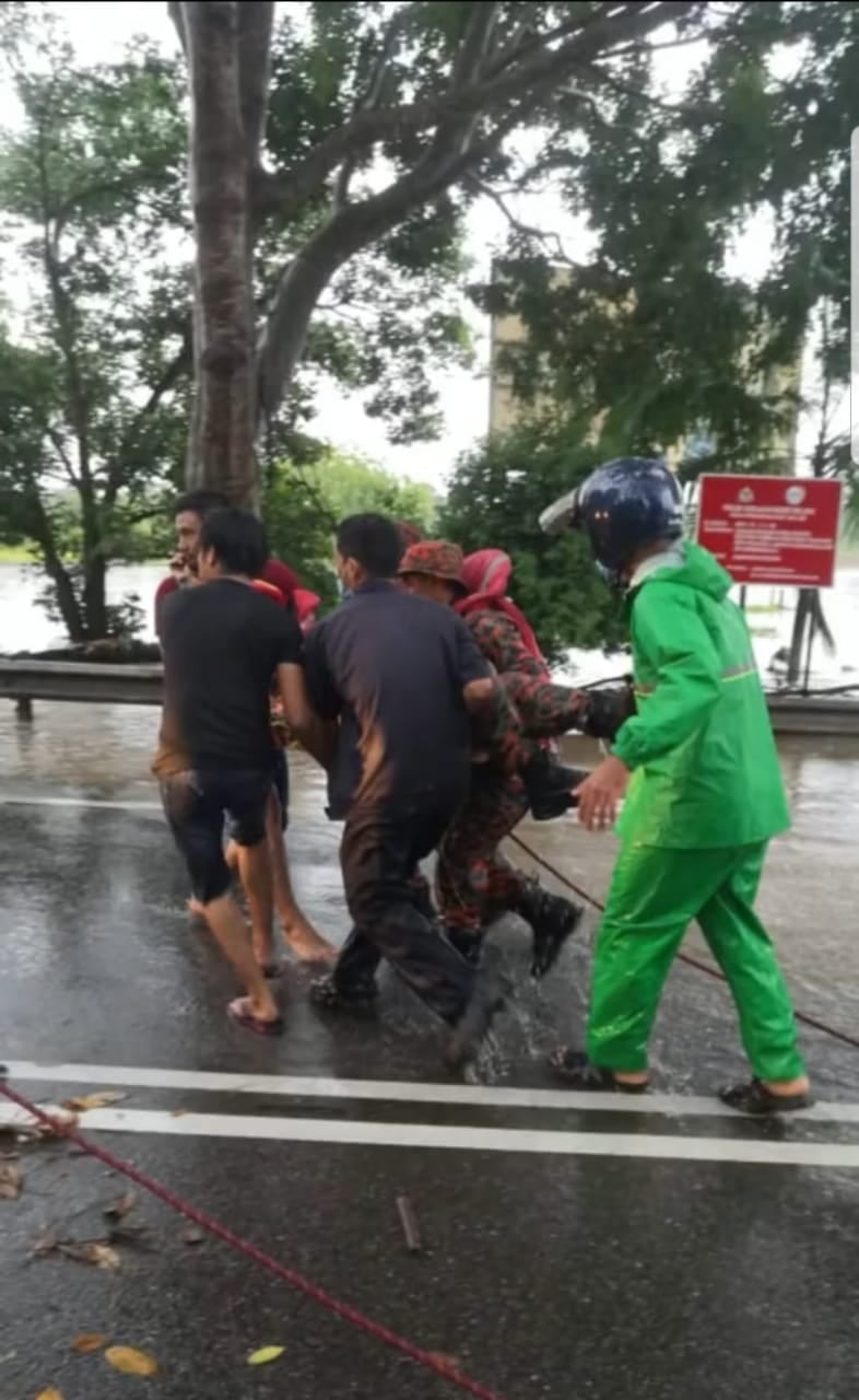 Fireman loses his life after failing to regain consciousness while rescuing flood victims | weirdkaya