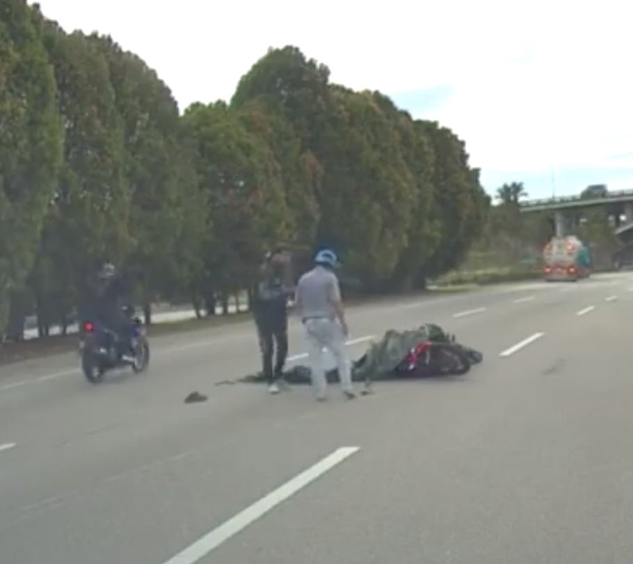 Lorry's canvas cover flies off, causing a near-death experience for motorcyclists | weirdkaya
