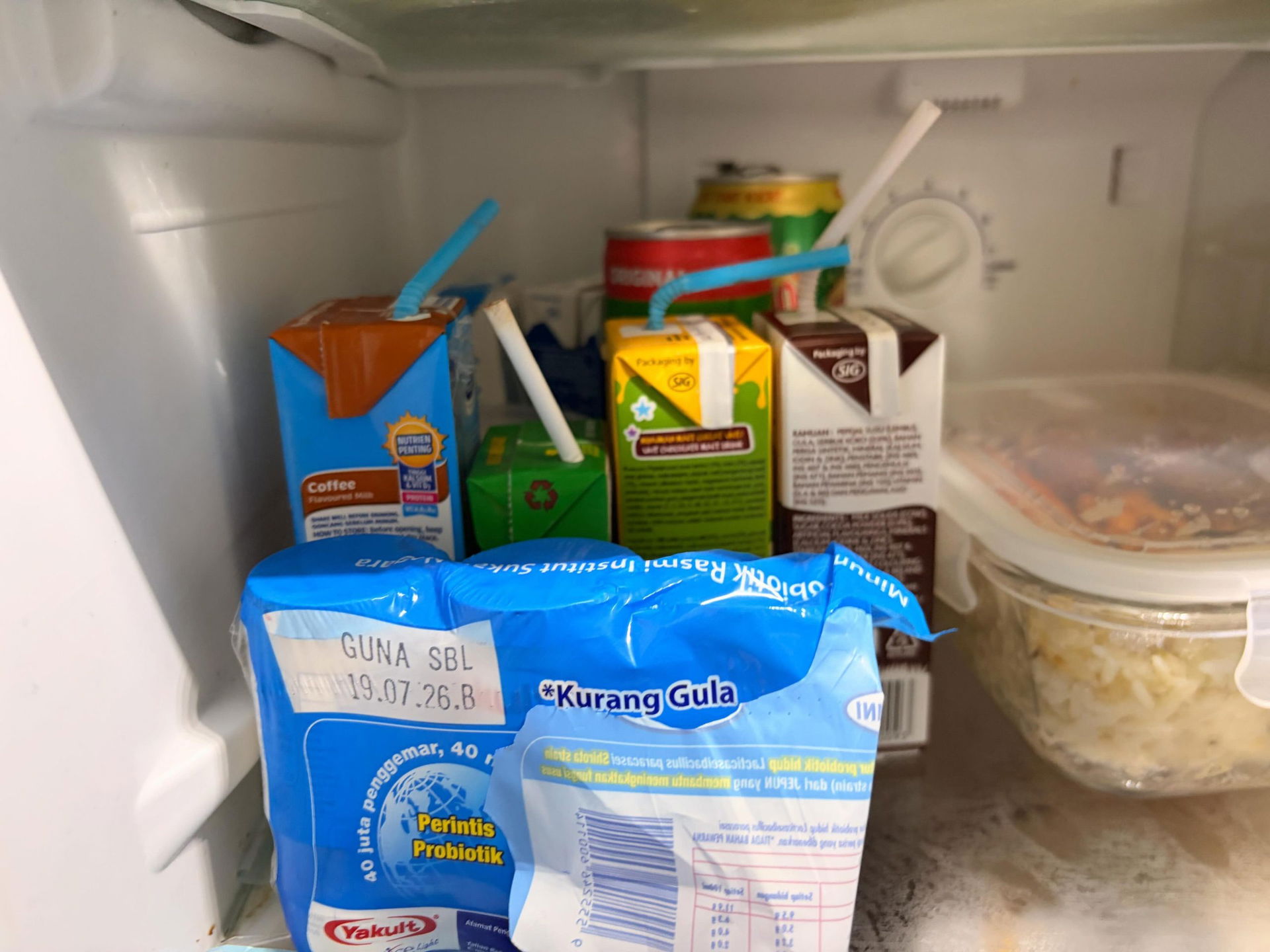 M’sian Annoyed By Colleagues Leaving Half-Finished Drinks In Office Fridge, Netizens Resonate