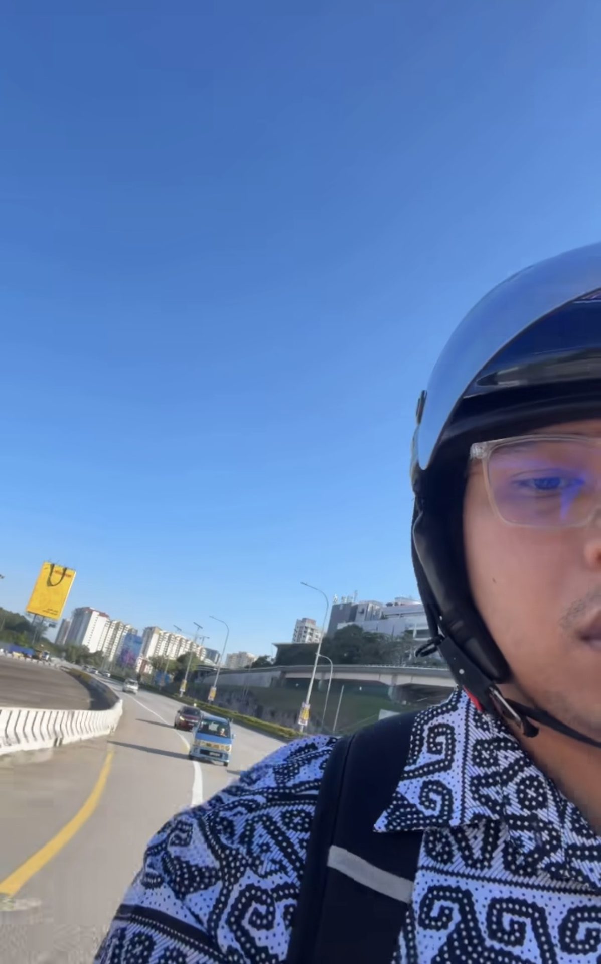 M’sian Man Helps Stranded Aunty Who Cried After Entering Wrong Route & Had No Money For Toll