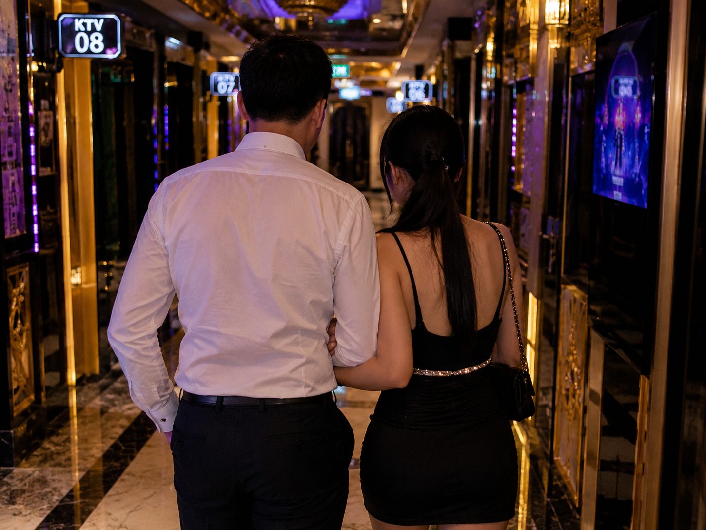 39yo M’sian Says He Spent RM500K On Woman He Met At KTV Over The Years, Unsure Whether To Leave Relationship