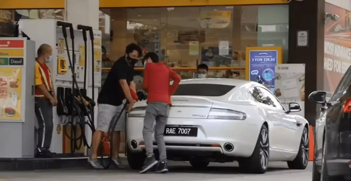 M'sian shakes his car at sg petrol station to impersonate s'porean pump refuel tactics | weirdkaya