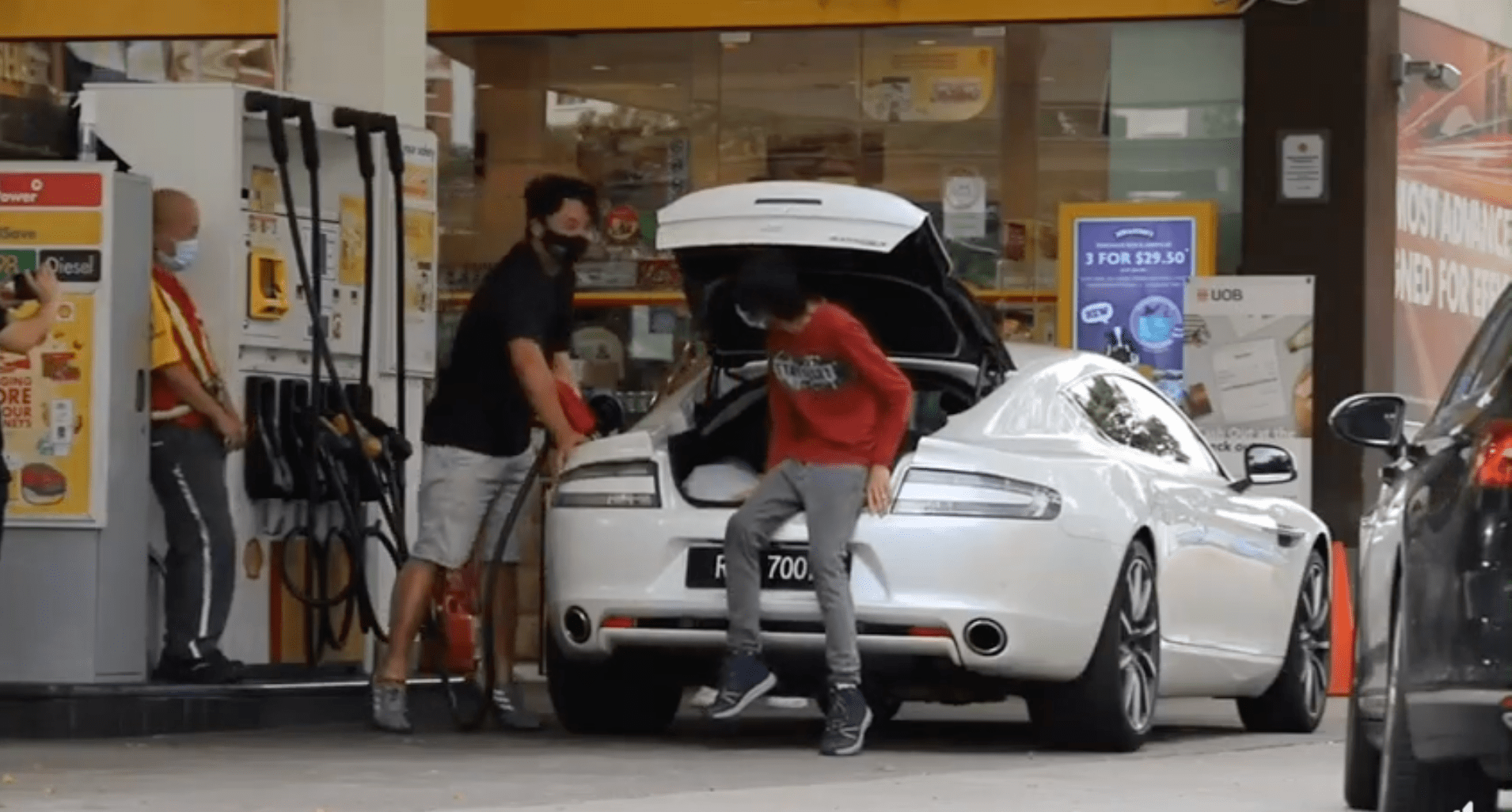 M'sian shakes his car at sg petrol station to impersonate s'porean pump refuel tactics | weirdkaya