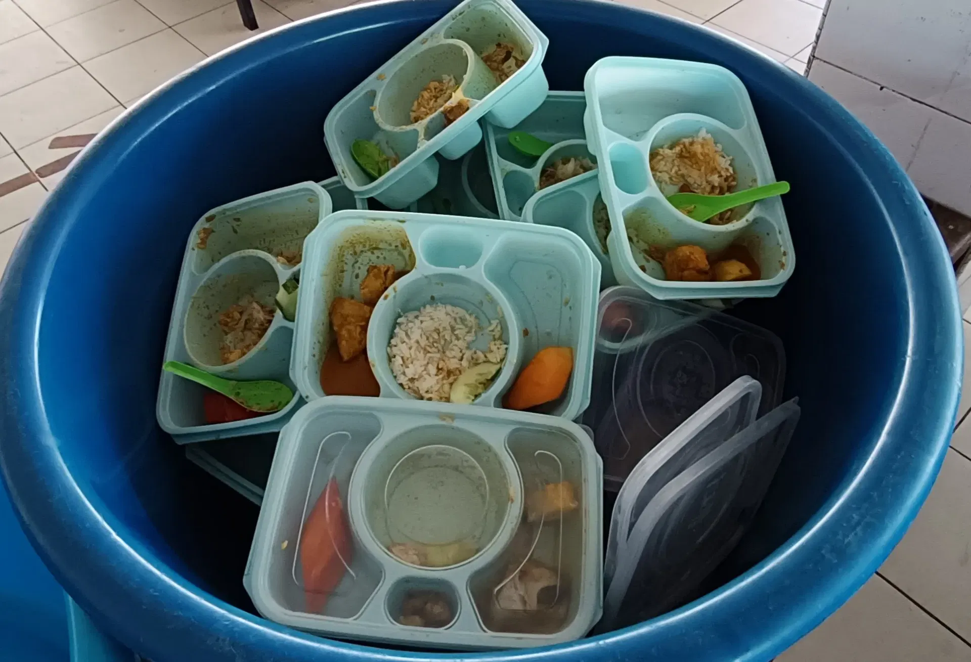 M’sian Woman Upset After Seeing Students Throw Away Free School Meals Meant To Help B40 Pupils