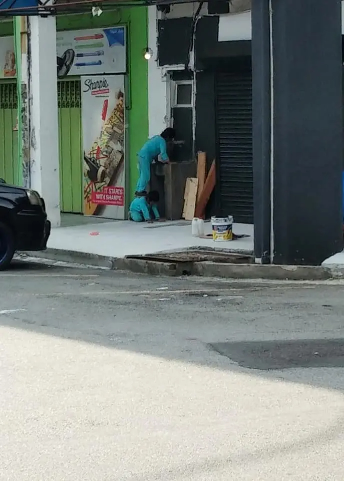 M'sian burger seller offers free meal to two boys who were drinking piped water by the street