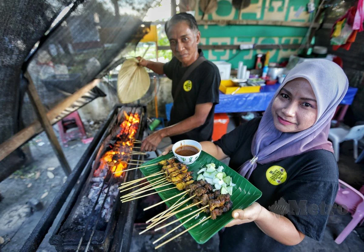 Msian couple showing their rm0. 70 satay at their stall