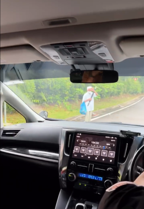 M'sian gives old man a ride (1)
