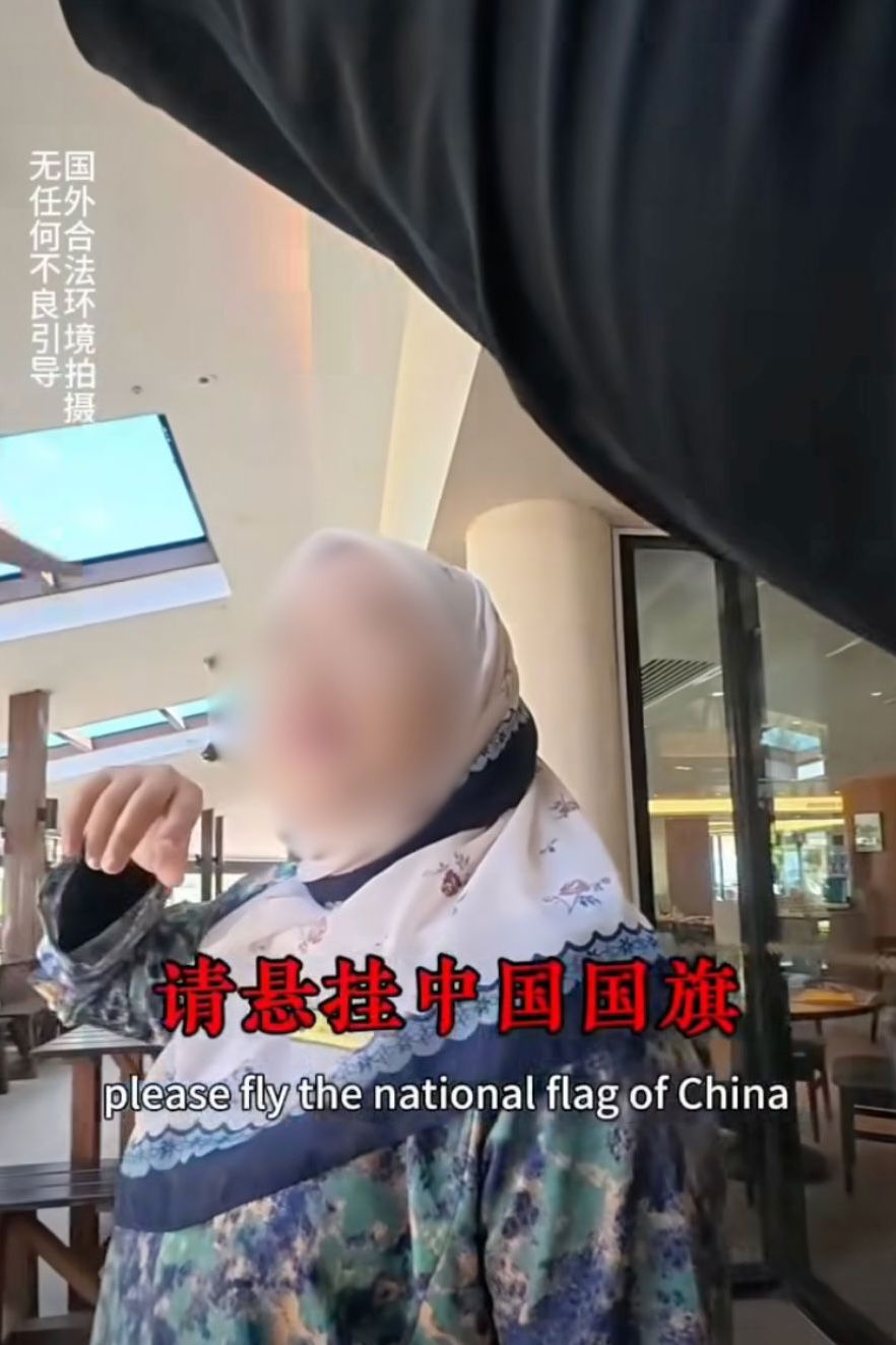 M'sian hotel staff answering about Chinese flag