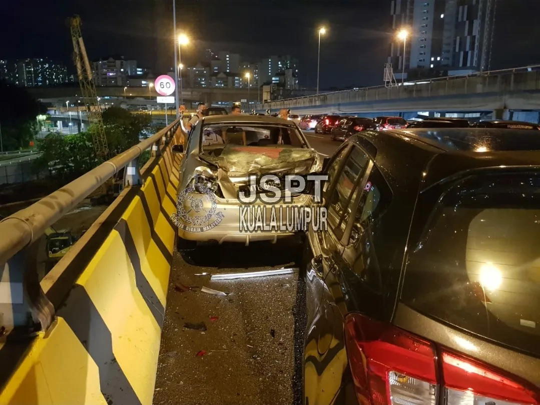 Woman dies in a second car crash by myvi trying to assist victims of the first crash scene | weirdkaya