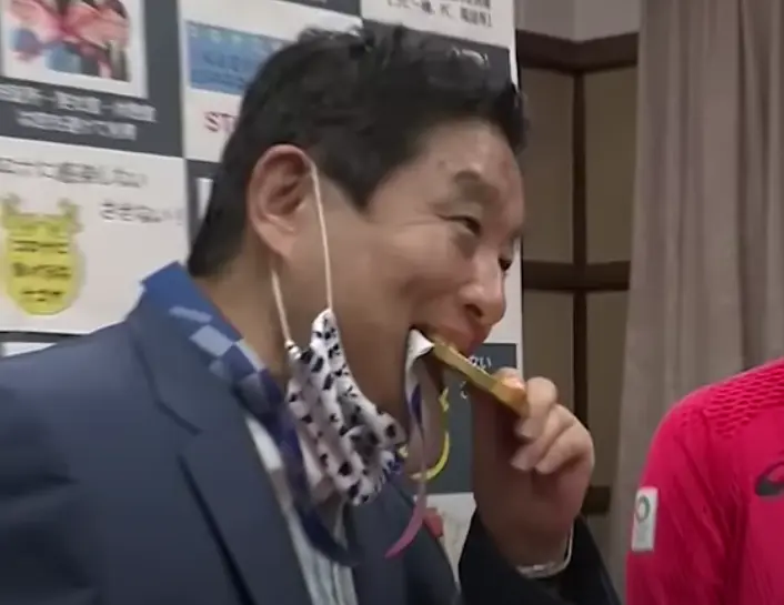 Japanese mayor who bit olympic athlete's medal offers to take a three month pay cut | weirdkaya