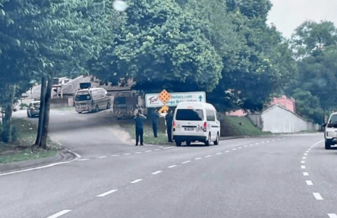 Netizen sticks 'basikal lajak' logo near infamous crime scene 5 years ago, gets removed immediately 02