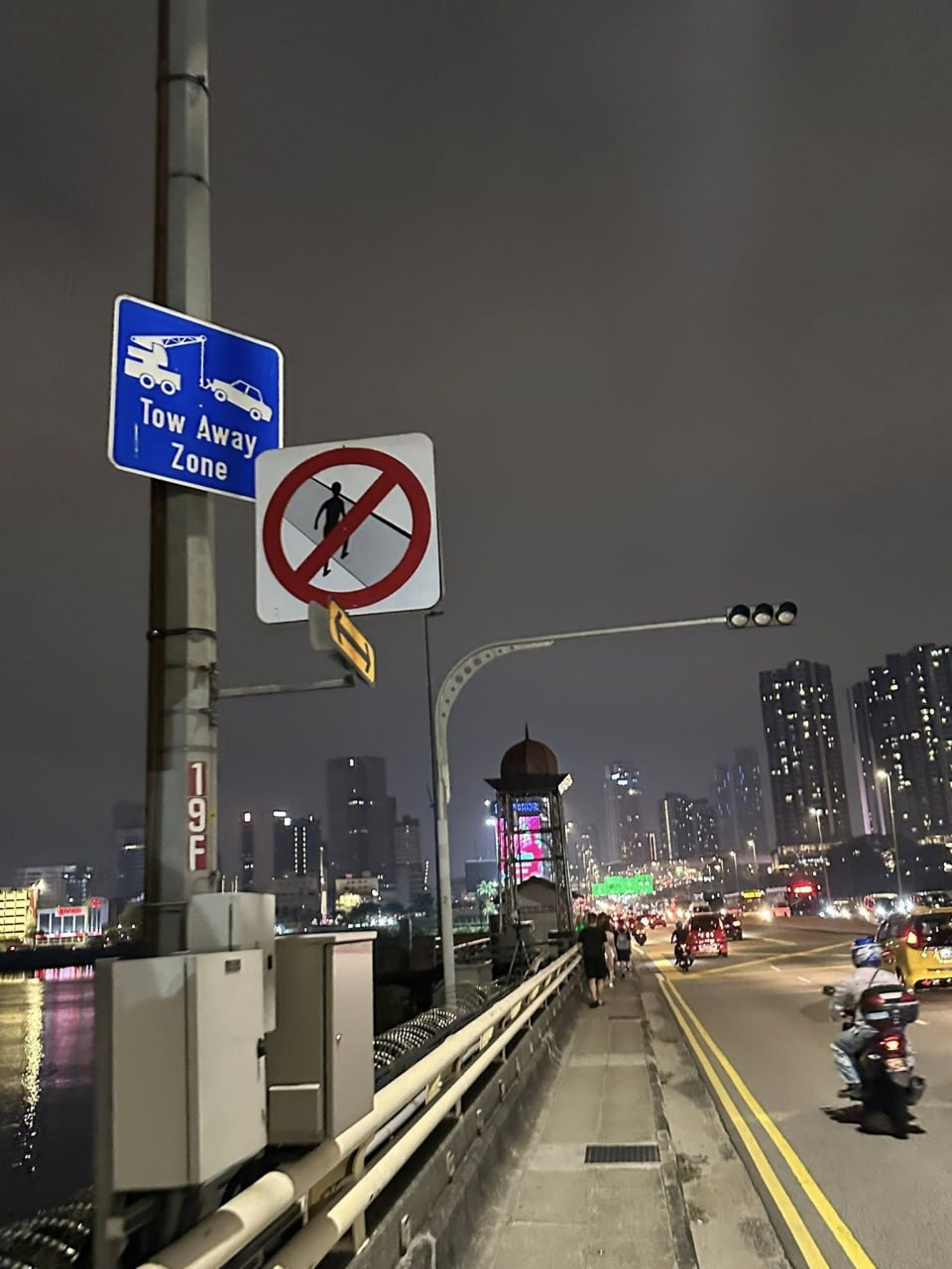 No jaywalking sign in S'pore