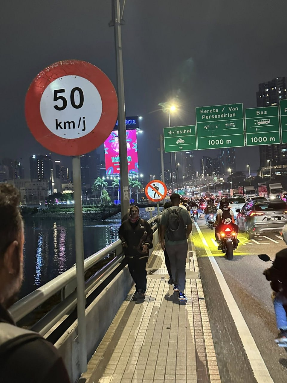 No walking sign on Causeway (1)