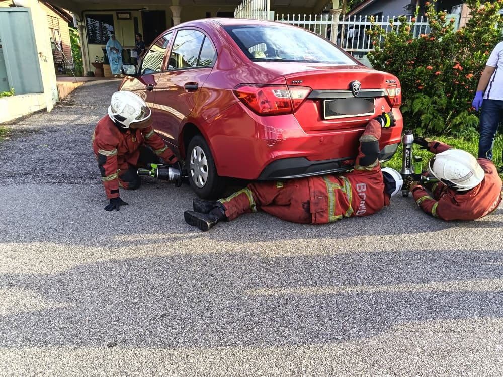 Old man crushed by his own car (2)
