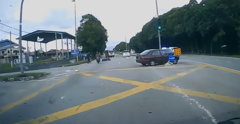 Ambulance clashes with wira at traffic light