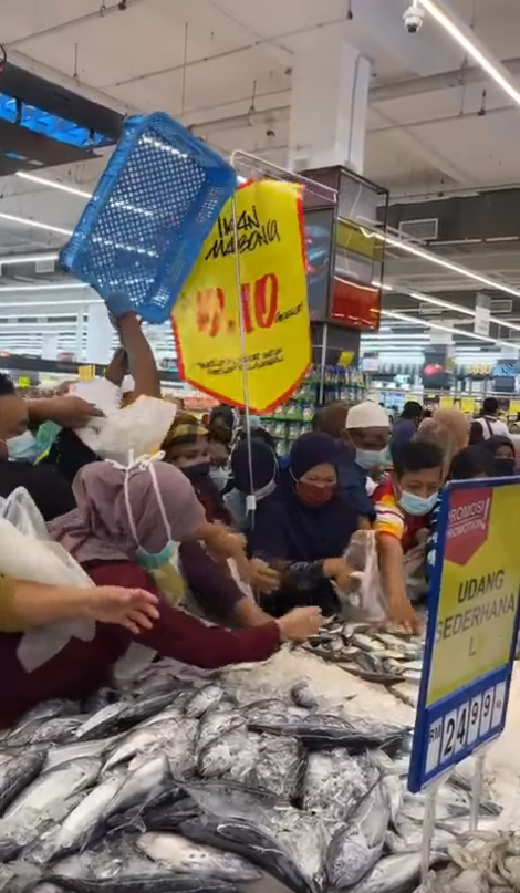 Chaos ensues as shoppers disregard sops to grab rm0. 10 fish at newly-opened mall in kelantan
