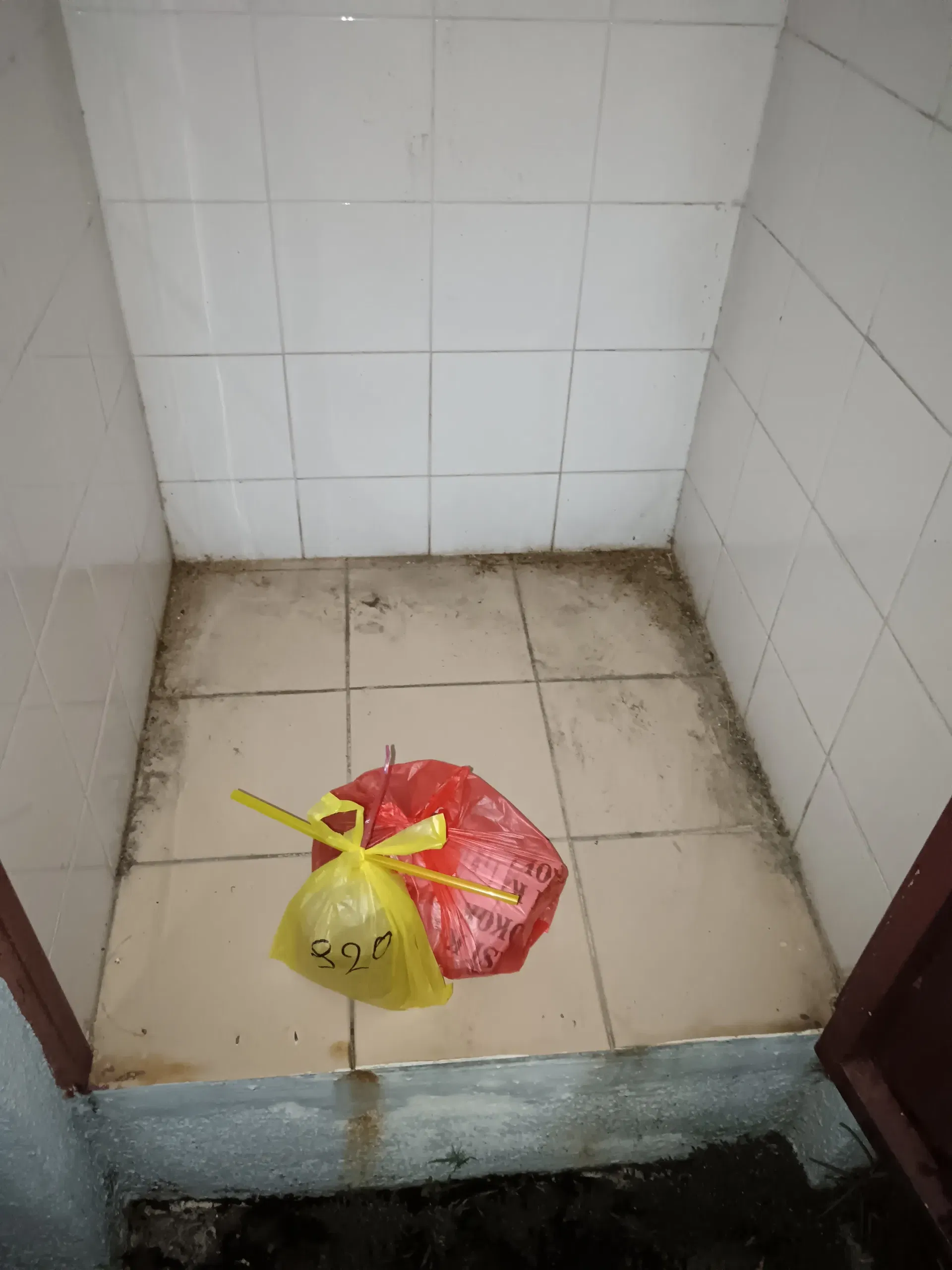 Order at rubbish disposal area (1)