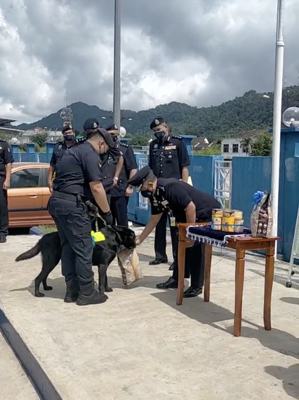 Pdrm officer giving black his award