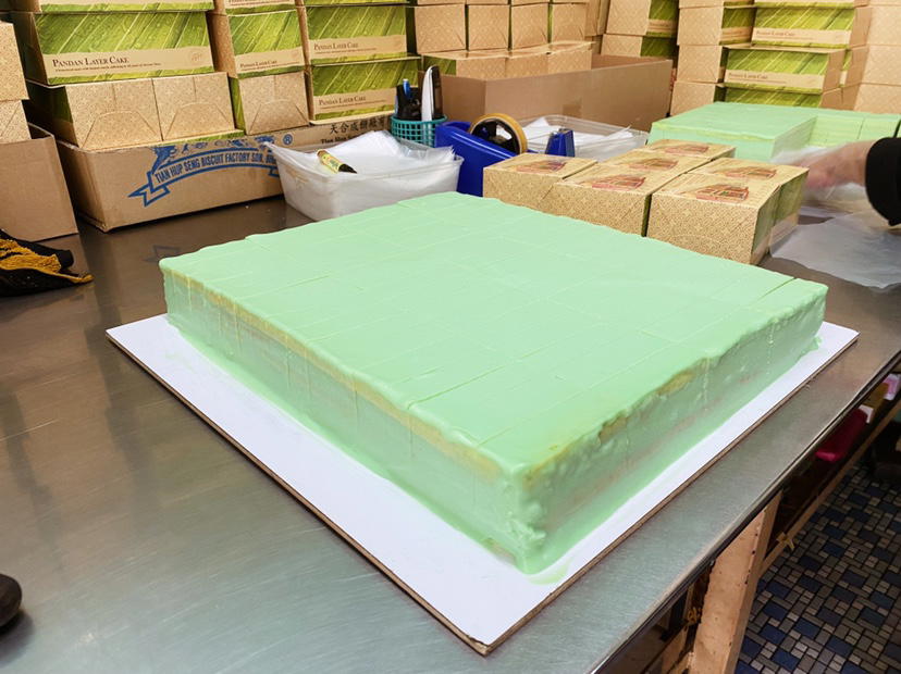 Pandan layer cake making