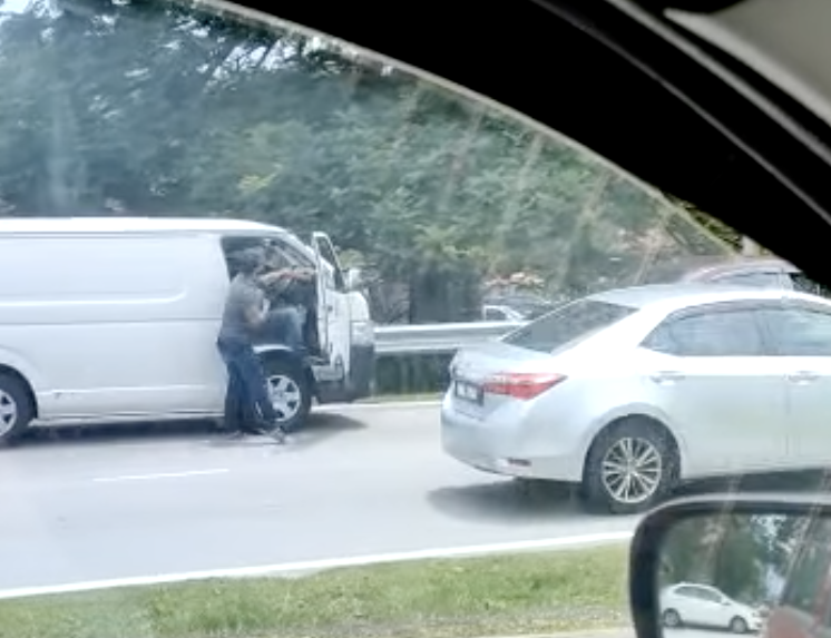 [video] police investigating assault of van driver at taman puncak jalil | weirdkaya