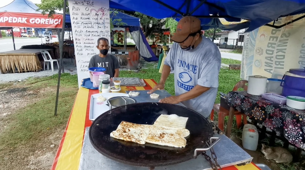 Rohaizan making his roti for customer