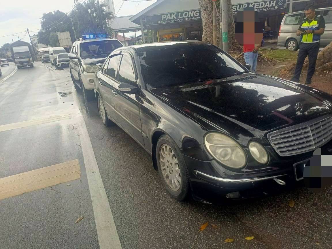 Rohingya drives Mercedes to transport veggies (2)