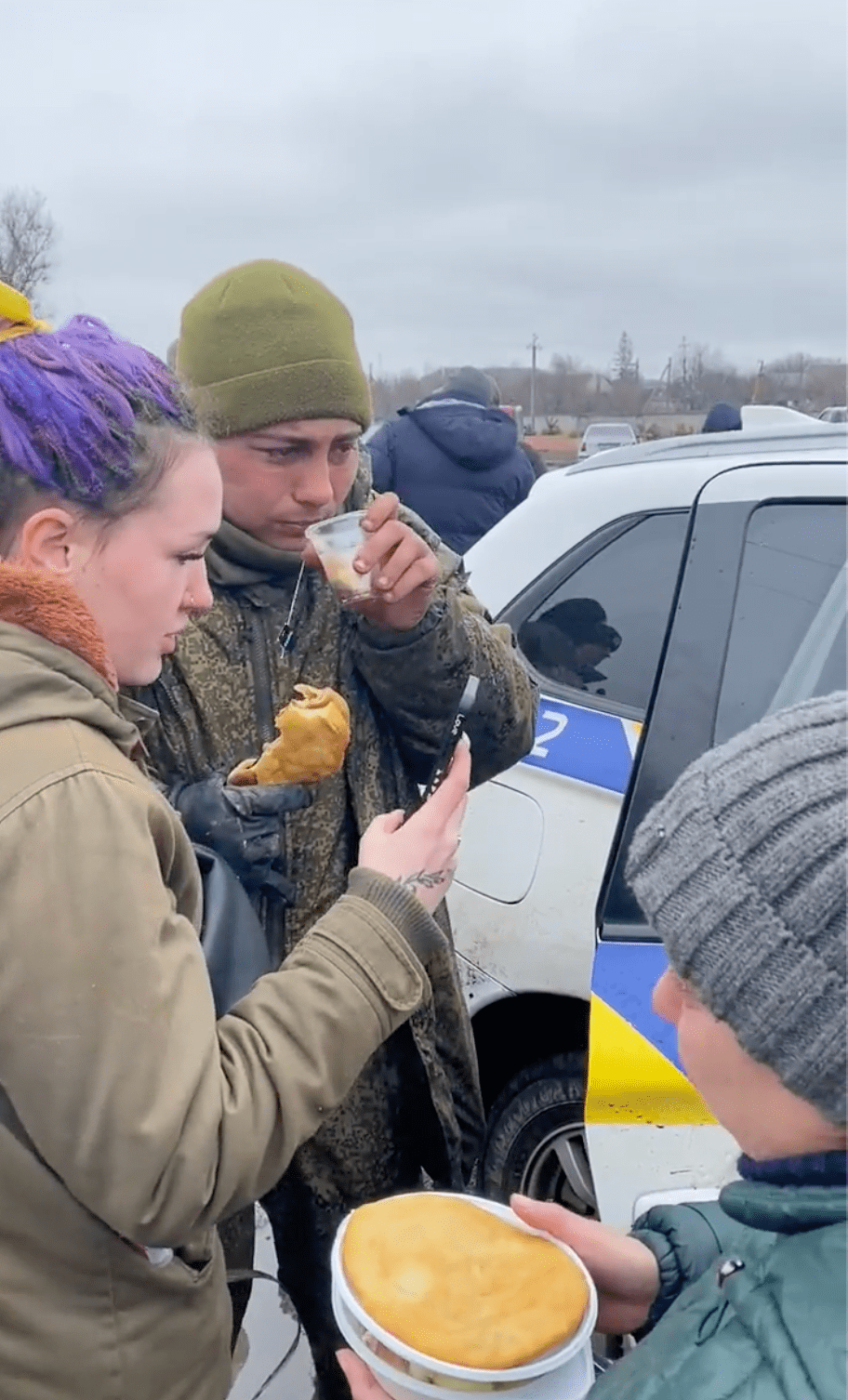 Russian soldier who surrendered treated with tea and pacakes by ukraine 4