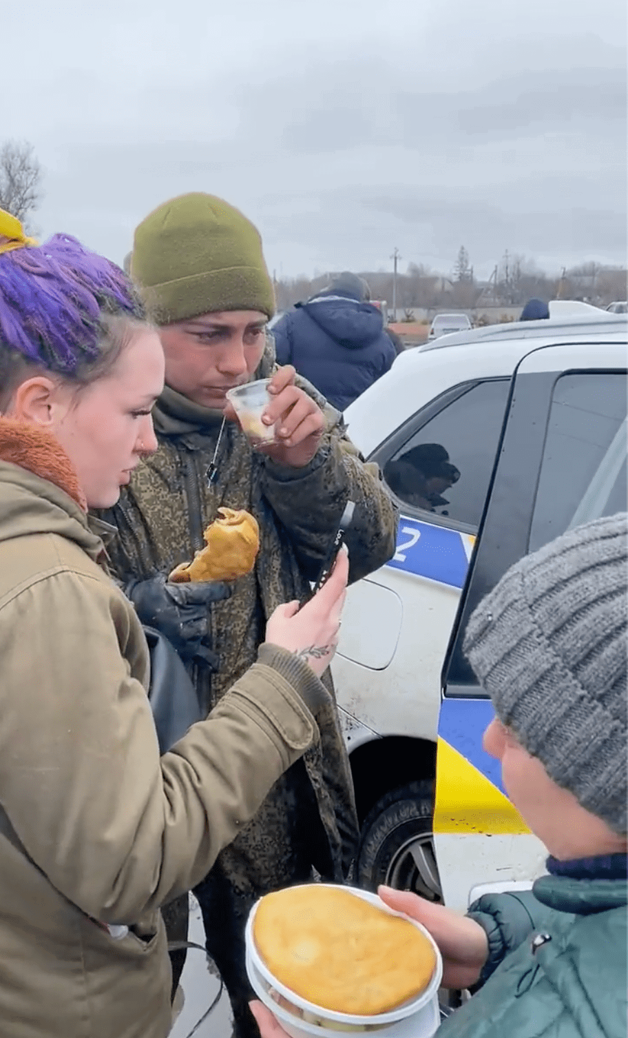 Russian soldier who surrendered treated with tea and pacakes by ukraine 4