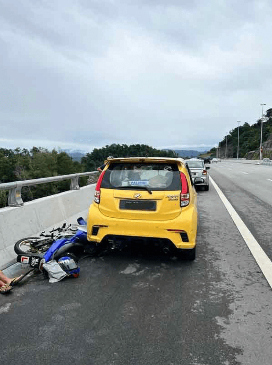 Suke highway records first accident with myvi stopping at emergency lane to view the scenery | weirdkaya