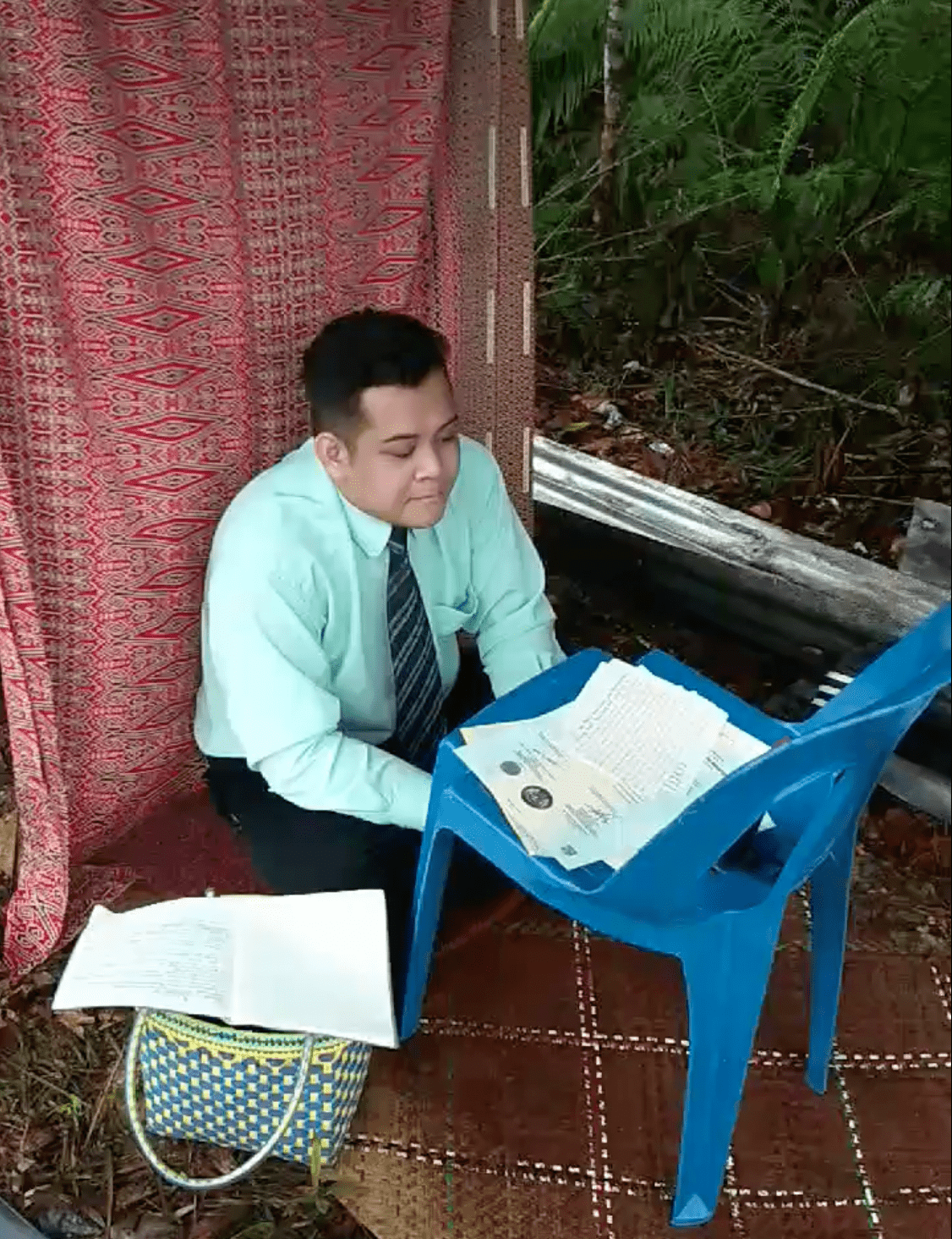 Sarawakian climbs two hours to get better internet for his online university interview