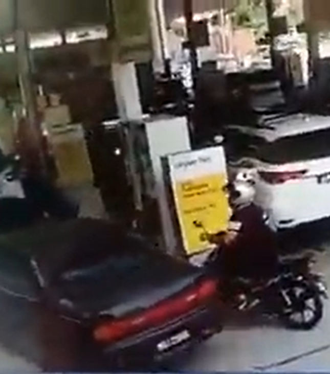 Man arrested for clobbering senior citizen with his helmet at a petrol station in jalan duta | weirdkaya
