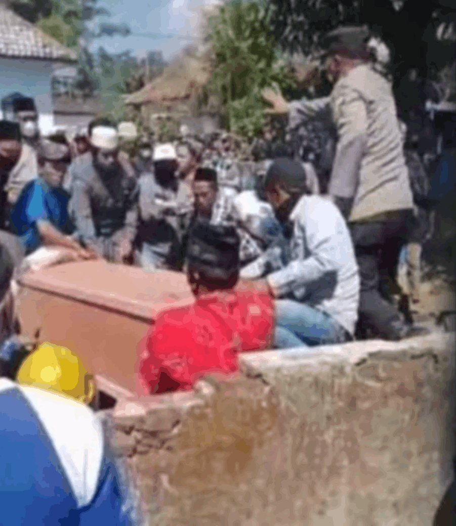 Covid victim's funeral descends into complete chaos over burial procedures | weirdkaya