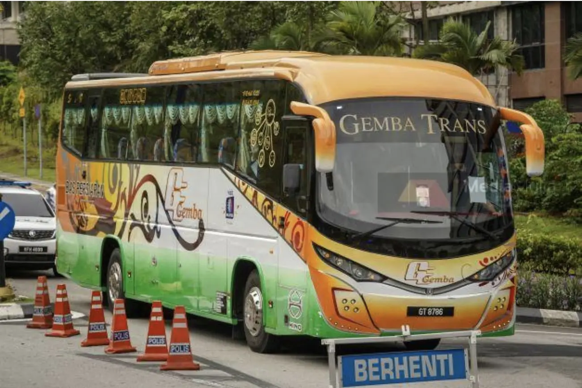 [just in] bus carrying umno, bersatu and bebas mps arrive at istana negara | weirdkaya