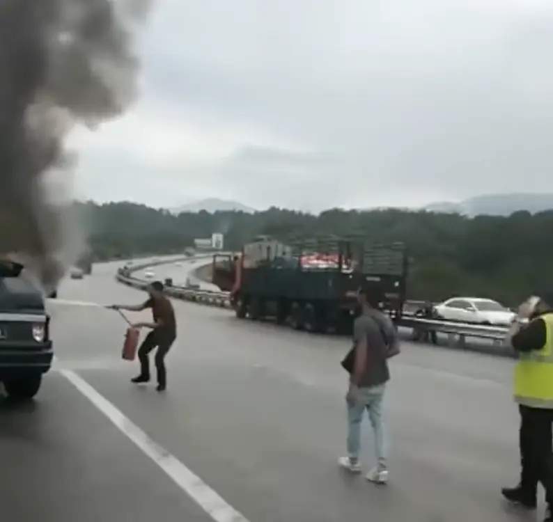 Car crashes and catches fire on plus highway, killing driver | weirdkaya