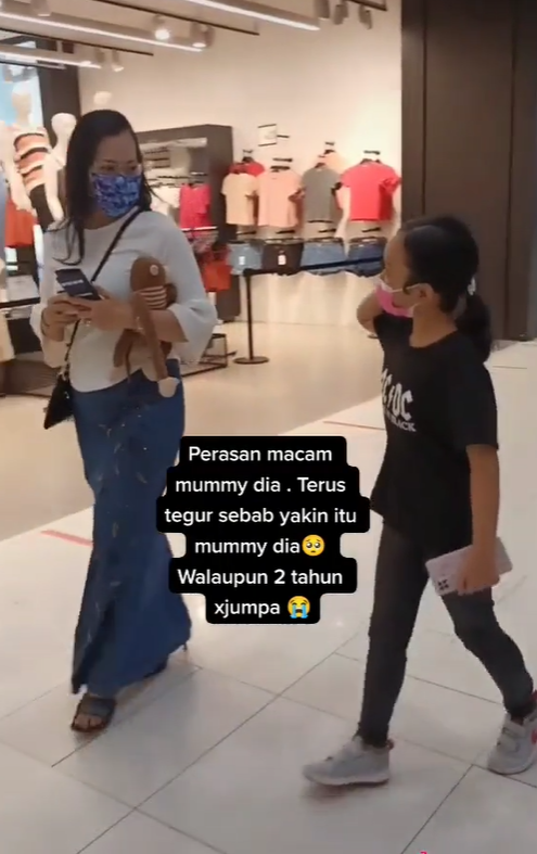 Daughter spot her mother with mask immediately even after two years of separation