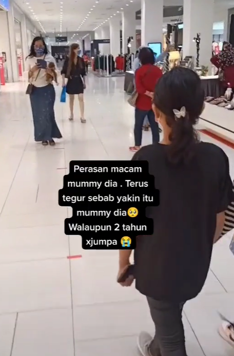 Daughter spot her mother with mask immediately even after two years of separation