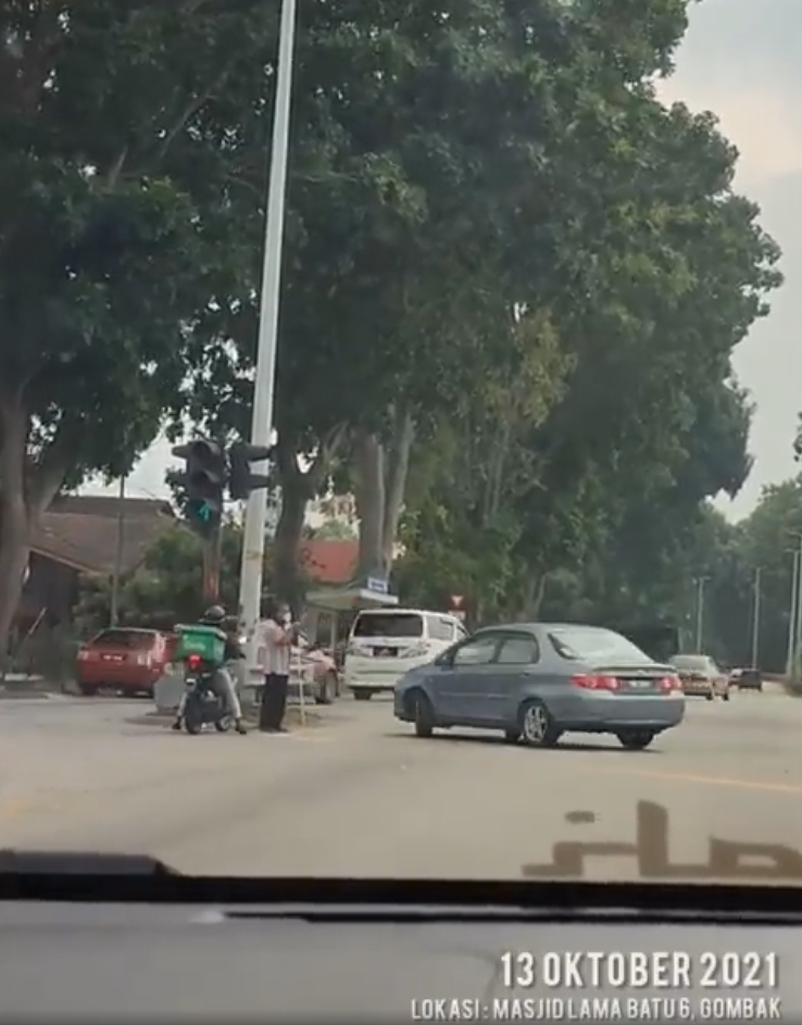 Female grab rider stops to help blind man cross a busy road in gombak, earns praise online